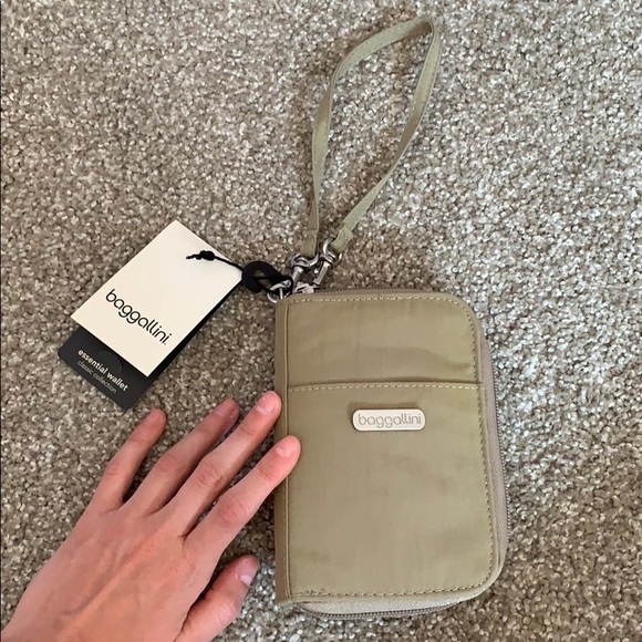 Handbags - NWT! Baggallini essential wallet